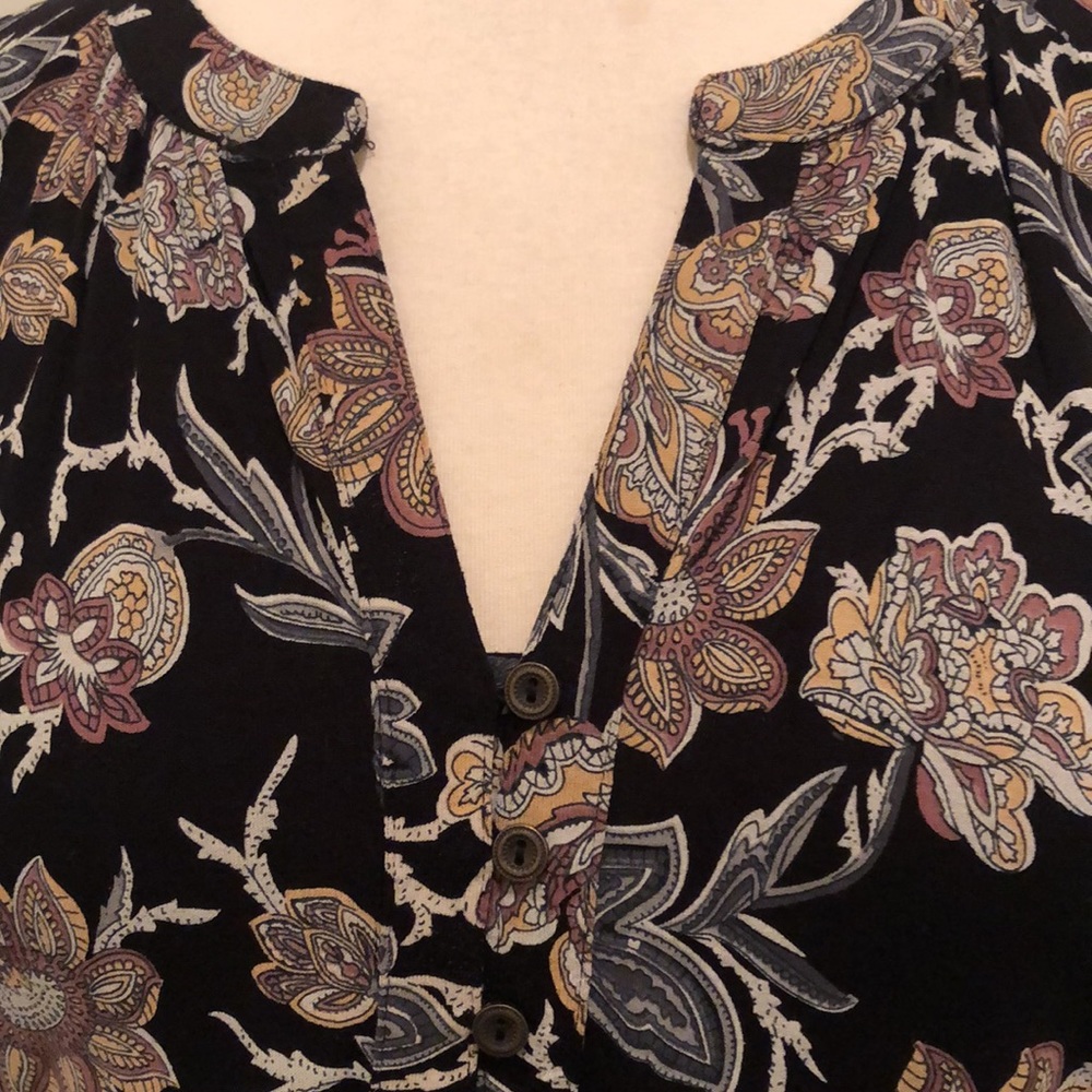 Beautiful patterned blouse. - Picture 2 of 5